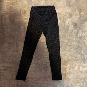 black cheata print leggings